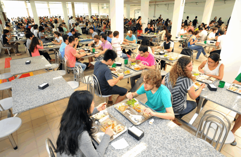 Ratinho Junior sanciona lei que garante segurança alimentar a universitários no Paraná