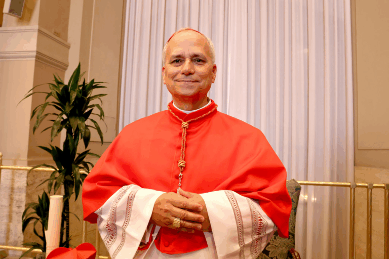 Cardeal americano é anunciado como novo papa
