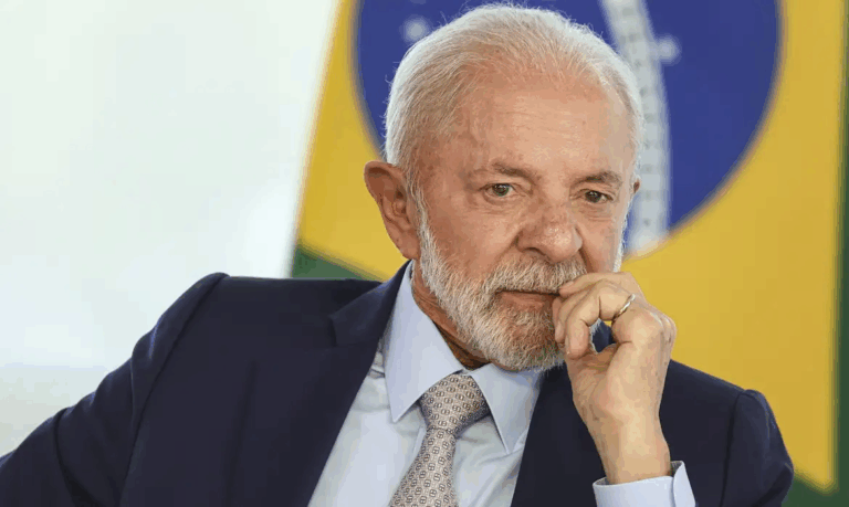 Em baixa: Lula é vaiado em evento com prefeitos em Brasília