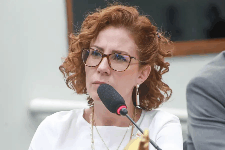 Alexandre de Moraes decreta prisão de Carla Zambelli