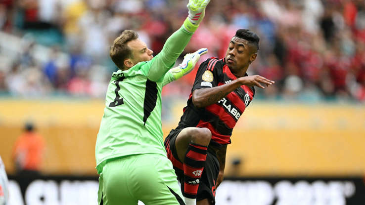 Neuer ri ao ser perguntado sobre jogo contra o Flamengo: “Fácil, não foi complicado”, diz site