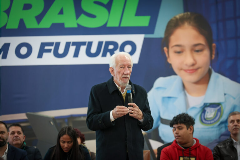 Mais tecnologia: Estado entrega 25 mil tablets e 2,8 mil carrinhos de recarga para escolas