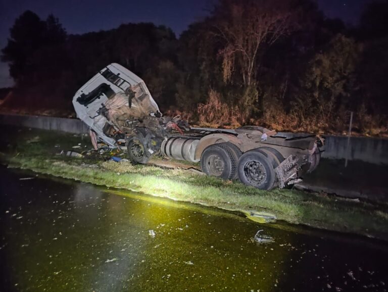 Acidente com caminhão interdita BR-376 e motorista morre a caminho do hospital