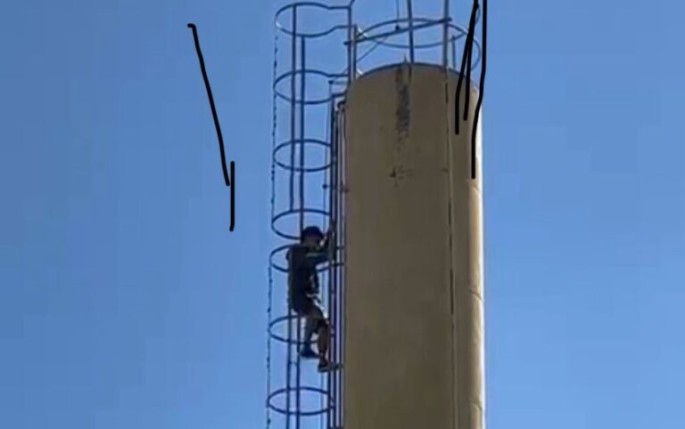 VÍDEO: Morador de rua sobe em caixa d’água e toma banho em praça da região central