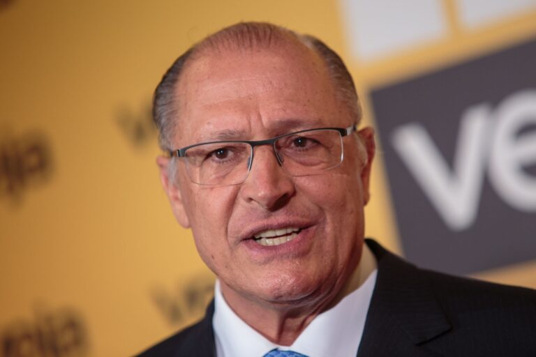 Brasil está conversando “com reserva” com Estados Unidos, diz Alckmin