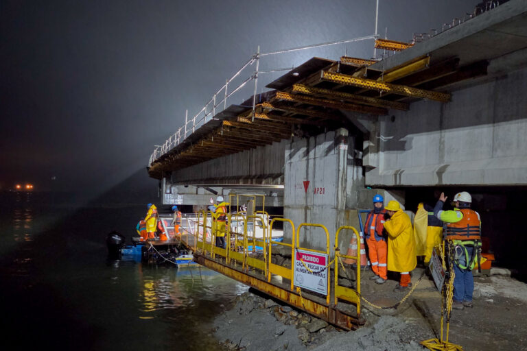 Ponte de Guaratuba mantém ritmo acelerado de obras até de madrugada; veja imagens