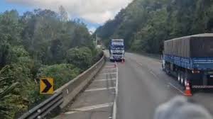 VÍDEO: Caminhoneiros bêbados são presos dirigindo na contramão de serra no PR