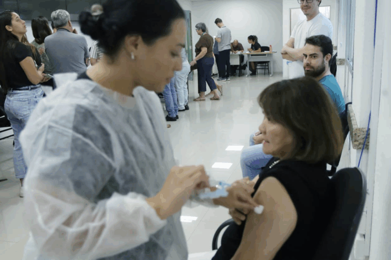 Com aumento da vacinação no Paraná, casos e internações por síndromes gripais diminuem