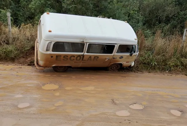 Kombi escolar sofre acidente na zona rural de Ponta Grossa e crianças ficam feridas