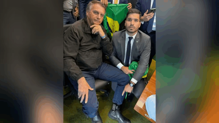 Bolsonaro aparece com tornozeleira eletrônica em foto publicada pelo deputado André Fernandes