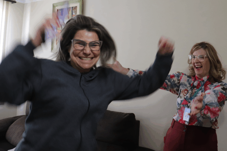 De desconfiança à alegria: zeladora recebe prêmio de R$ 100 mil do Nota Paraná em casa