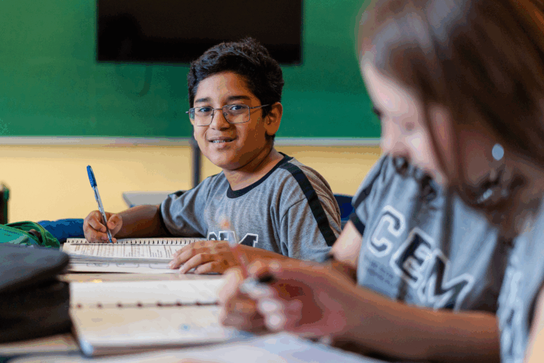 Rede estadual retoma aulas na segunda com 988 novos professores e mais intercâmbios