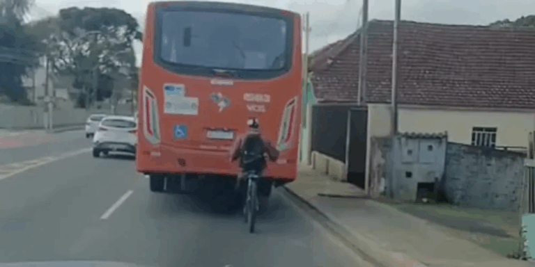 Ciclista é flagrado ‘pegando rabeira’ de ônibus em PG