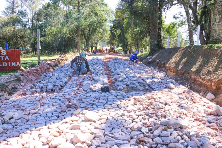 Comunidades recebem pavimentação poliédrica em 10 km de ruas principais