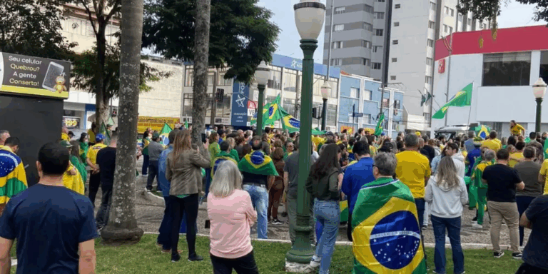 Manifestação pró-Bolsonaro e “fora Lula” movimenta o centro de Ponta Grossa