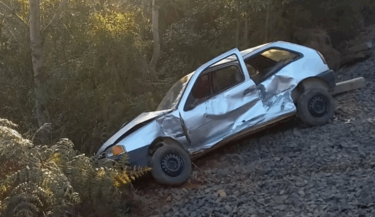 Trem arrasta carro em linha férrea no interior do Paraná
