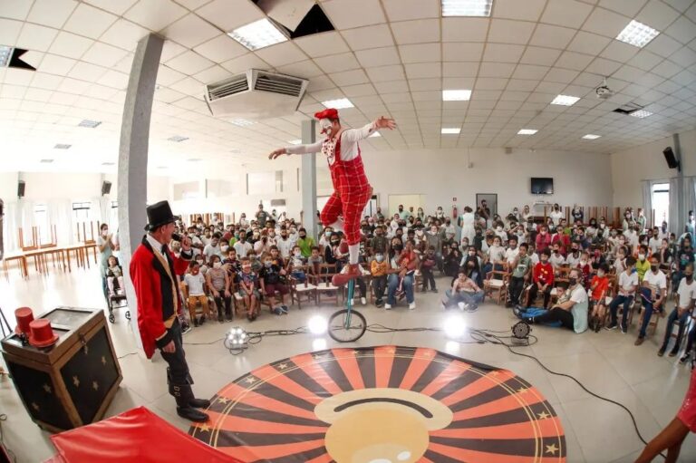 Projeto “Incluindo Alegria” leva circo e inclusão a 11 APAEs dos Campos Gerais