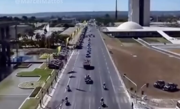 Lula e Janja acenam para público pequeno em desfile de 7 de Setembro em Brasília