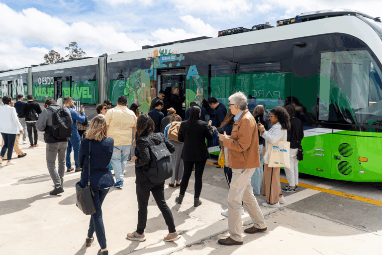 Bonde Urbano Digital trazido pelo Paraná desperta interesse no Brasil e de outros países