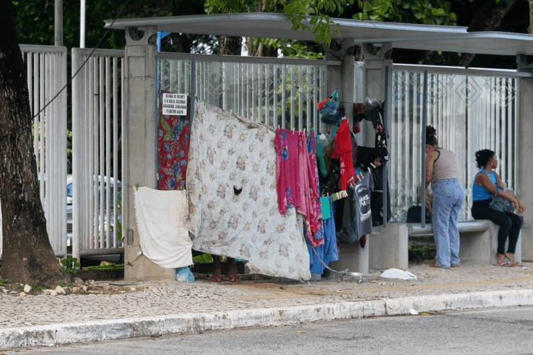 Vereadores de Londrina aprovam lei que proíbe moradores de rua na cidade