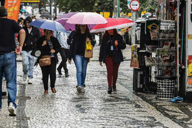 Chuva e queda de temperatura: chegada de frente fria muda o tempo na metade Sul do Paraná