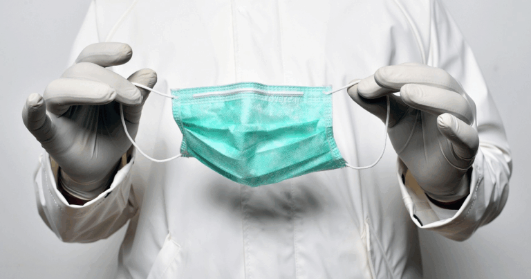 Covid-19 não desapareceu e casos continuam ocorrendo, alerta médico