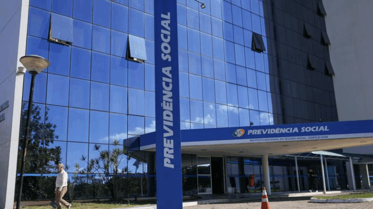 INSS suspende programa de redução de fila por falta de dinheiro