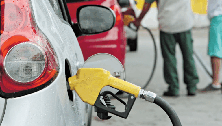 Petrobras anuncia redução 4,9% no preço da gasolina para distribuidoras