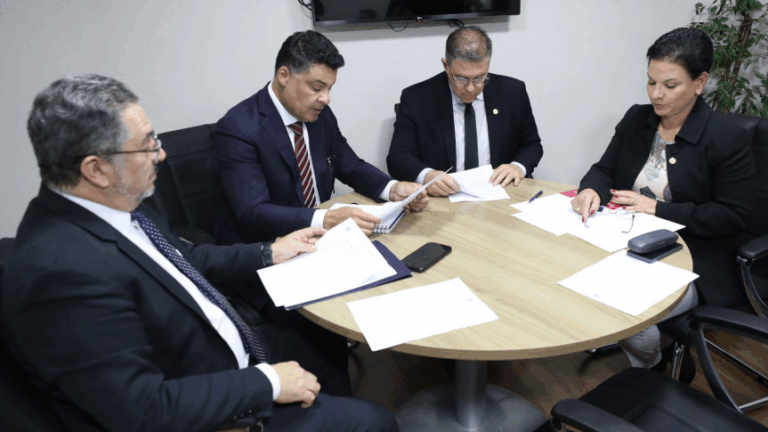 Comissão aprova projetos sobre cidades inteligentes e transparência de ONGs no Paraná