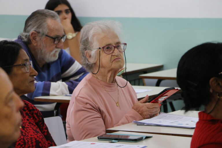 Curso ensina idosos de Castro a usar o celular e navegar com segurança
