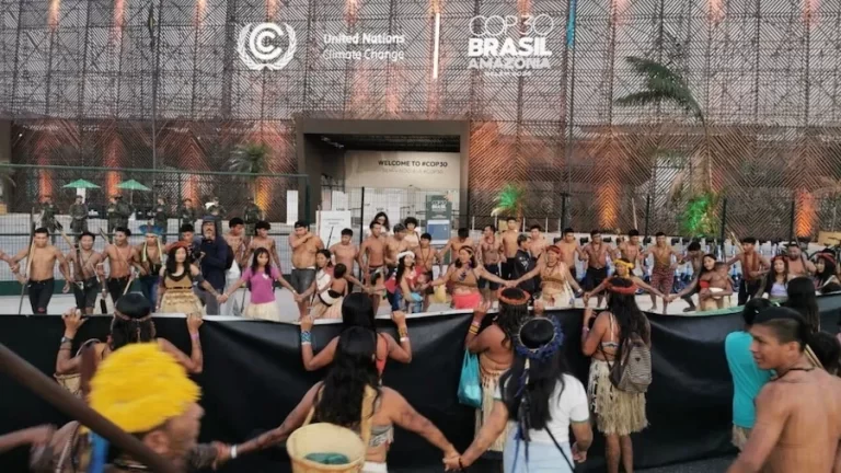 Indígenas bloqueiam entrada da COP30 e pedem reunião com Lula