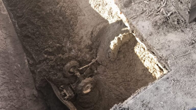 Homem morre após cair com trator dentro de fossa em fazenda no Paraná