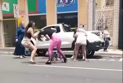 VÍDEO: Briga entre mulheres no Centro de Ponta Grossa tem suspeita de injúria racial