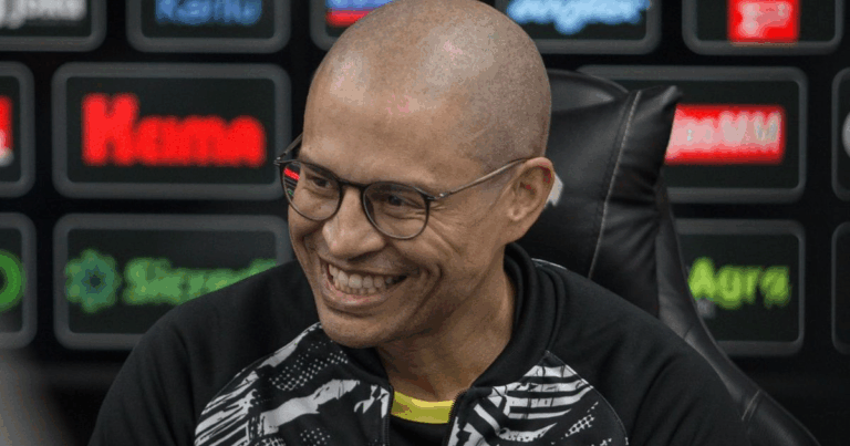 Alex renova contrato e permanece no Operário