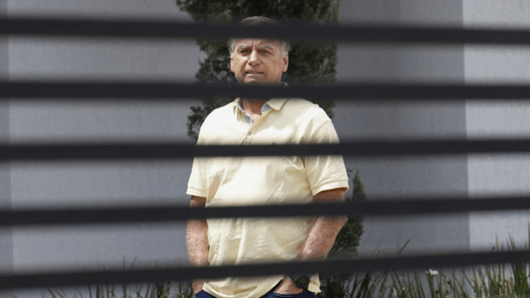 Ex-presidente Jair Bolsonaro é preso em Brasília