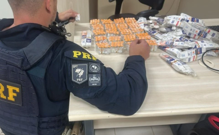 Mulher é detida com quase 300 ampolas de emagrecedores escondidas no carro