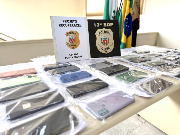 Polícia Civil entrega mais de 50 celulares recuperados aos proprietários