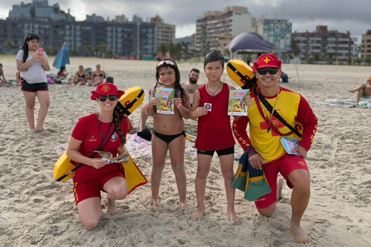 Bombeiros realizam ações educativas para crianças no primeiro fim de semana do Verão Maior Paraná