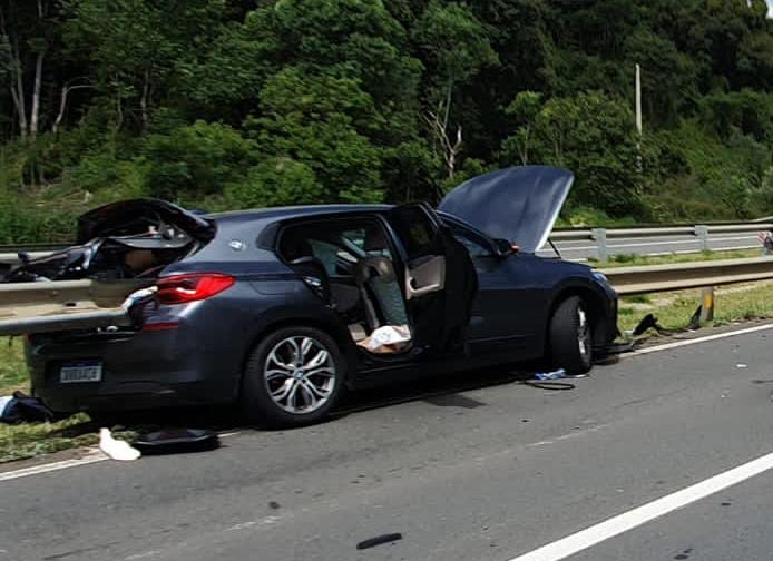 Carro atinge defensa metálica e criança morre na BR-376