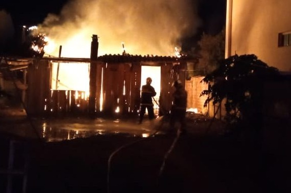 Casa é destruída por incêndio causado por vela acesa no Paraná