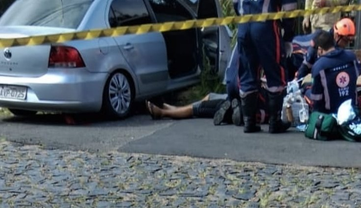 Motorista tem mal súbito e morre ao colidir carro em PG