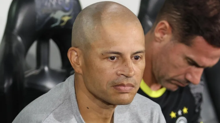 Operário anuncia saída do técnico Alex de Souza