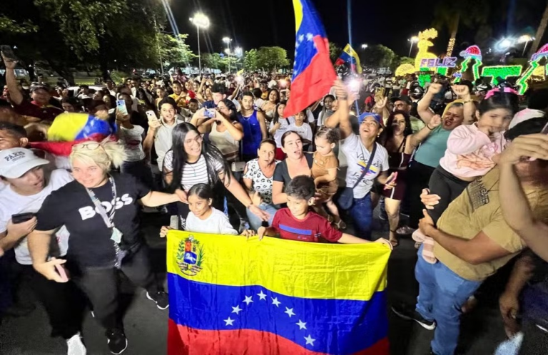 Venezuelanos comemoram captura de Maduro em ato com gritos de ‘Venezuela livre’