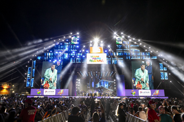 Raça Negra supera público de 2 anos atrás e canta para coral de 118 mil pessoas em Matinhos