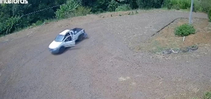 VÍDEO: crianças pulam de carro em movimento após soltarem freio de mão durante brincadeira, no PR