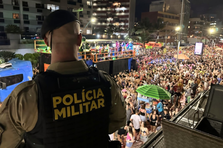 Carnaval no litoral do Paraná reuniu quase 500 mil pessoas no fim de semana