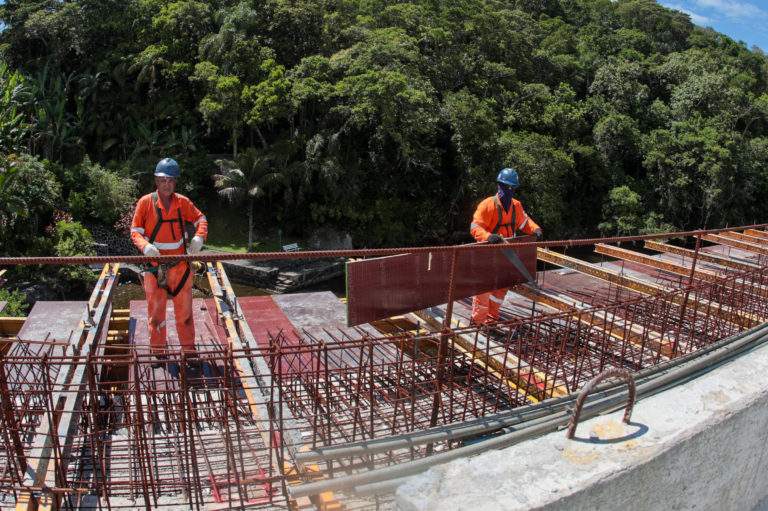 Obras da Ponte de Guaratuba não pararam durante o Carnaval