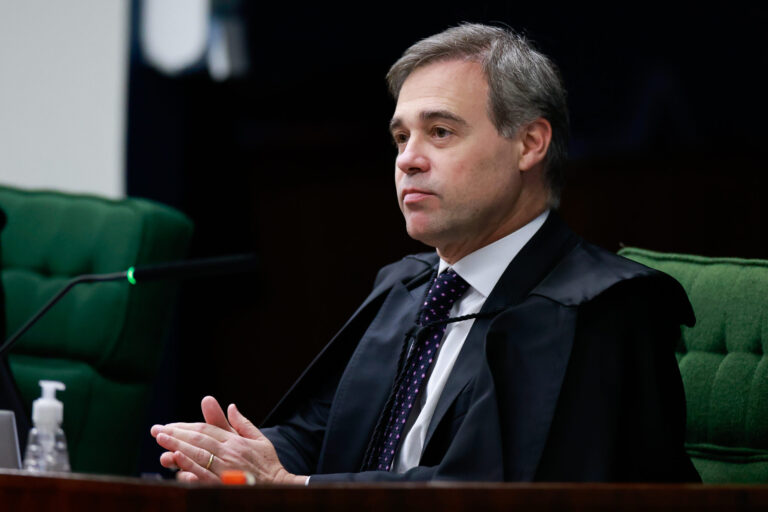 VÍDEO: Postura religiosa de André Mendonça, relator do caso Master, surpreende comentaristas políticos