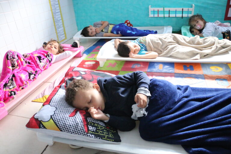 Prefeitura de Castro entrega novas caminhas para crianças dos CMEIs