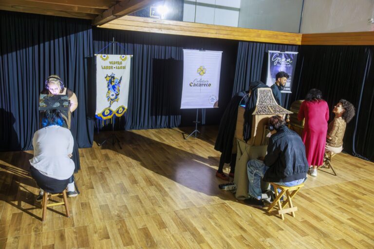 Projeto Irmãos Grimm leva teatro lambe-lambe inspirado em contos clássicos para PG